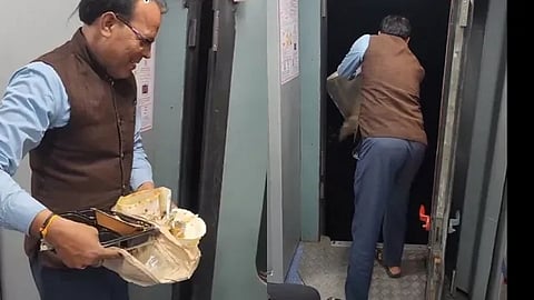 ஓடும் ரயிலில் இருந்து குப்பைகளை வெளியில் போடும் ஊழியர்