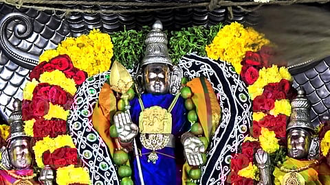 வள்ளி - தெய்வானையுடன் காட்சியளித்த முருகப்பெருமான்