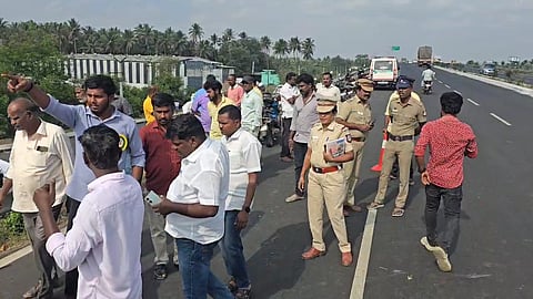 இருசக்கர வாகனத்தின் மீது கார் மோதி விபத்து