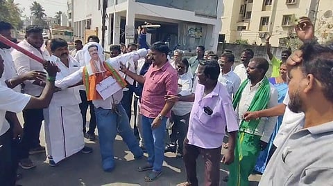 தர்மேந்திர பிரதான் உருவ பொம்மை எரிப்பு