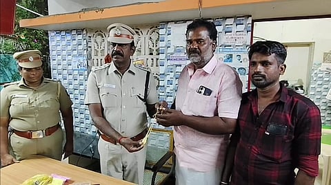 தங்க நகையை காவல் நிலையத்தில் ஒப்படைத்த நபர்