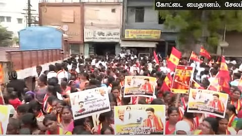 தொழிலாளர்களுக்கு ஆதரவாக தவெகவினர் போராட்டம்