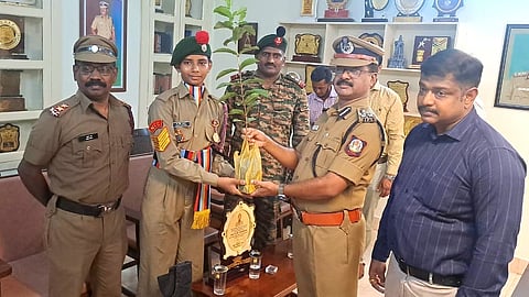 என்சிசி மாணவர் அசத்தல்