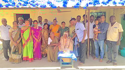 101 வது பிறந்தநாளை கேக் வெட்டி கொண்டாடிய மூதாட்டி