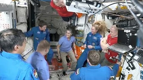 4 வீரர்களையும் வரவேற்ற சுனிதா வில்லியம்ஸ்