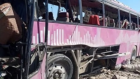 தாக்குதலுக்கு உள்ளான பேருந்து