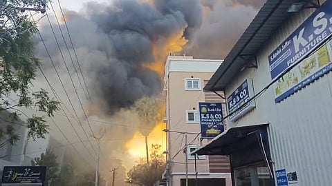 அடுத்தடுத்த 3 கடைகளில் தீ விபத்து
