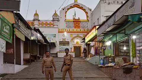 clash erupts in nagpur amid aurangzeb tomb row fadnavis appeals for calm