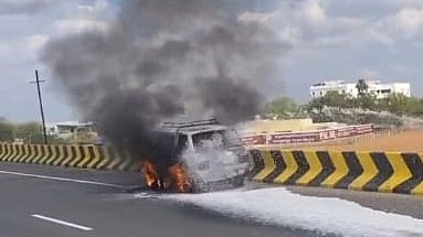 திடீரென தீப்பிடித்து எரிந்த ஆம்னி வேன்