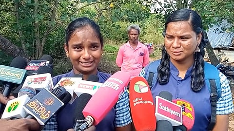 மறைந்த தாயிடம் ஆசிபெற்று உயிரியல் தேர்வெழுதிய மகள்