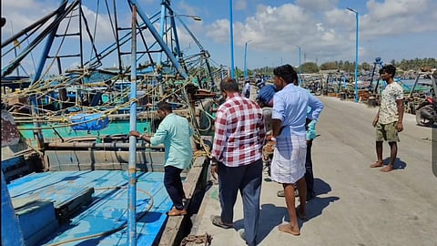 தமிழக மீனவர்களை காப்பாற்றிய இலங்கை கடற்படை