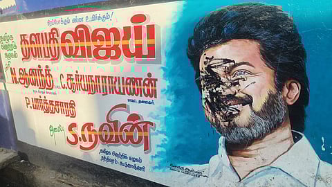 விஜயின் படத்தின் மீது கருப்பு மை பூசிய பெண்