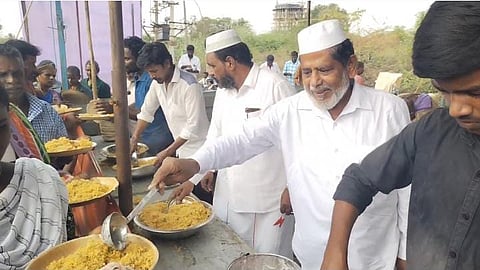 அன்னதானம் வழங்கிய இஸ்லாமியர்கள்