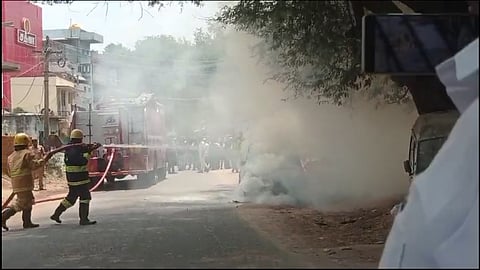 தீப்பற்றி எரிந்த கார்