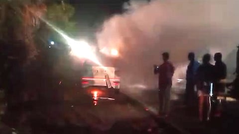 திடீரென தீப்பிடித்து எரிந்த கார்