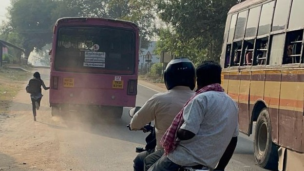 நிற்காமல் சென்ற அரசு பேருந்தில் ஓடிச்சென்று ஏறிய +2 மாணவி