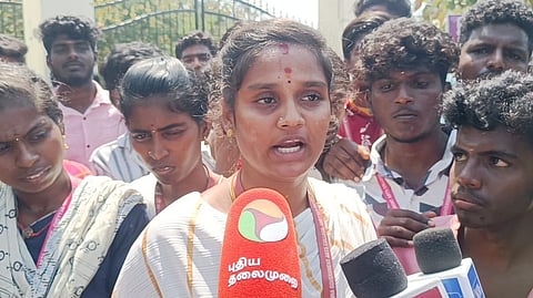 கல்லூரி மாணவிகள் புகார்