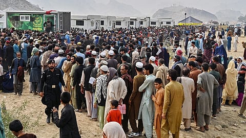 pakistan deports 213 afghan refugees