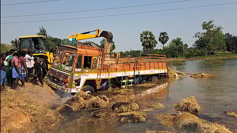 மின்கம்பியில் உரசி தீப்பற்றி எரிந்த லாரி