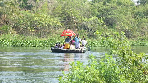 பவானி ஆற்றில் பவனி வந்த சப்பரம்