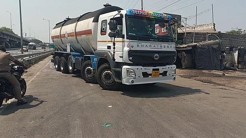 டேங்கர் லாரியை சுத்தம் செய்த இருவர் உயிரிழப்பு