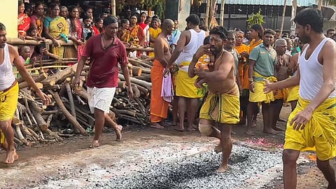 குழந்தையுடன் குண்டத்தின் அருகே விழுந்த பக்தரால் பரபரப்பு