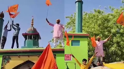uttarpradesh hindu groups climbed mosque with saffron flag video