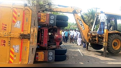 கட்டுப்பாட்டை இழந்து சாலையில் கவிழ்ந்த லாரி