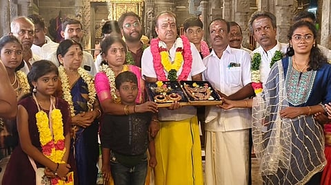 தங்க நகைகளை காணிக்கையாக வழங்கிய பக்தர்