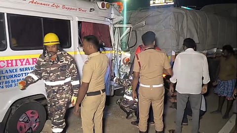 லாரி மீது ஆம்புலன்ஸ் மோதிய விபத்து