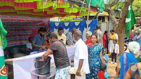 பக்தர்களின் தாகம் தீர்த்த இஸ்லாமியர்