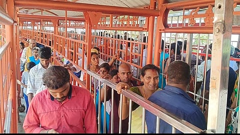 நீண்ட வரிசையில் காத்திருந்த தரிசனம்