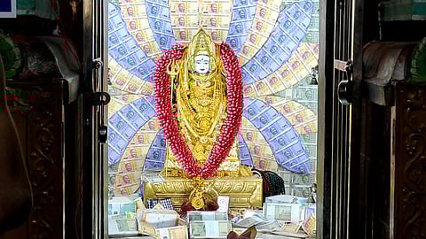 ரூபாய் நோட்டுகளால் தன அலங்காரம்