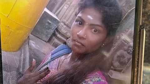 இளம் பெண் கைது