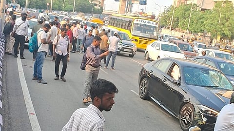 அடுத்தடுத்து வாகனங்கள் மீது மோதிய சொகுசு கார்