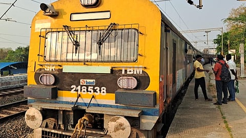 நிறுத்தப்பட்ட ரயில்