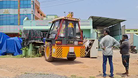 தோல் தொழிற்சாலை இயந்திரம் விழுந்து விபத்து