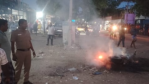 திடீரென தீப்பற்றி எரிந்த வாகனம்