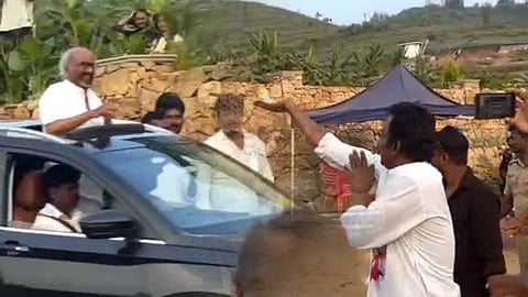 கையில் சூடம் ஏற்றிய தீவிர ரசிகர்