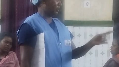 நோயாளிகளுக்கு சிகிச்சை அளித்த தூய்மை பணியாளர்