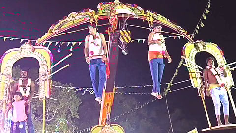 அலகு குத்தி கிரேனில் தொங்கிய படி வந்த பக்தர்கள்