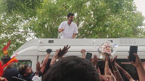 விஜய்க்கு உற்சாக வரவேற்பு