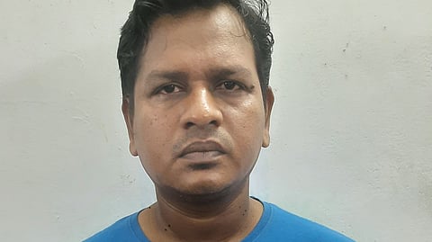 ஷோரூம் ஊழியர்