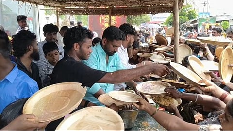 பக்தர்களுக்கு பிரியாணி வழங்கிய இஸ்லாமியர்கள்