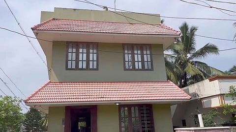 வீட்டின் பூட்டை உடைத்து 50 சவரன் நகைகள் கொள்ளை