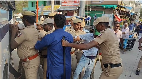 காவல் நிலையத்தை முற்றுகையிட முயன்ற 46 பேர் கைது