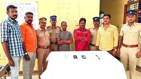 வழிப்பறியில் ஈடுபட்ட இருவர் கைது