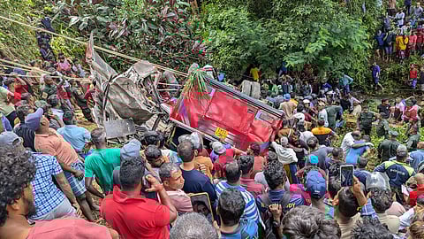 சாலையோர பள்ளத்தில் கவிழ்ந்த அரசு பேருந்து