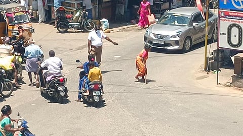 மூதாட்டிக்கு உதவிய போக்குவரத்து எஸ்ஐ