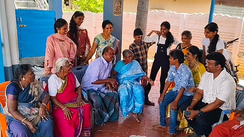 மகனை கட்டித் தழுவி கண்ணீர் விட்ட தாய்